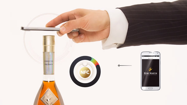 Rémy Martin Club Connected Bottle το έξυπνο μπουκάλι 1 remy-martin-connected-iphone-bottle
