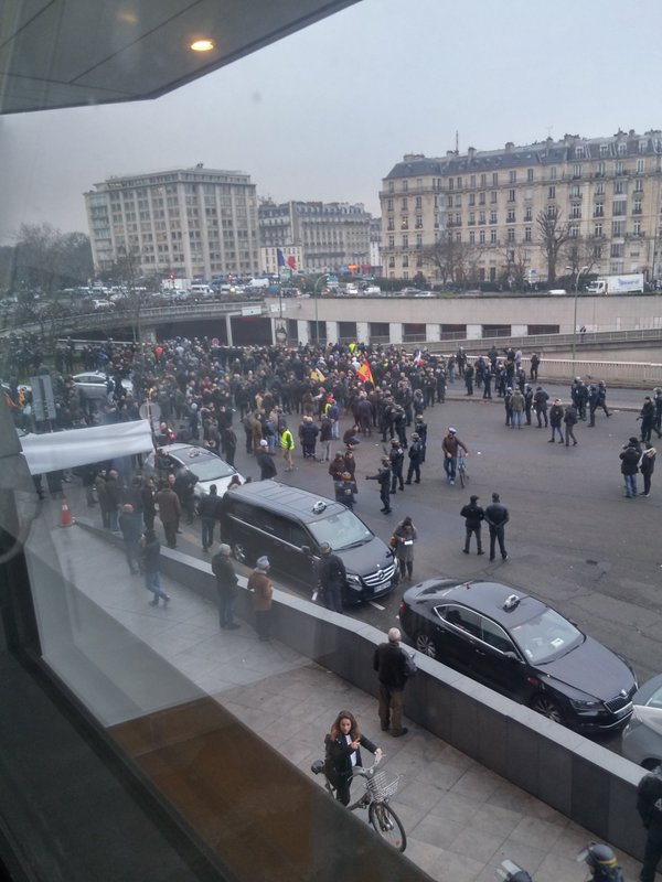 And it's France's turn: Taxi drivers protest against Uber! 12 CZodAviWAAIYiYA