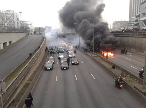 And it's France's turn: Taxi drivers protest against Uber! 11 CZock9yWAAA5GpX