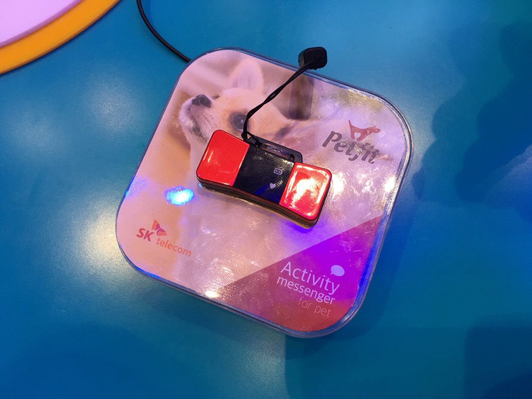 What are the worst Internet of Things Gadgets of MWC?! 5 fitbit_dogs Internet of Things Gadgets