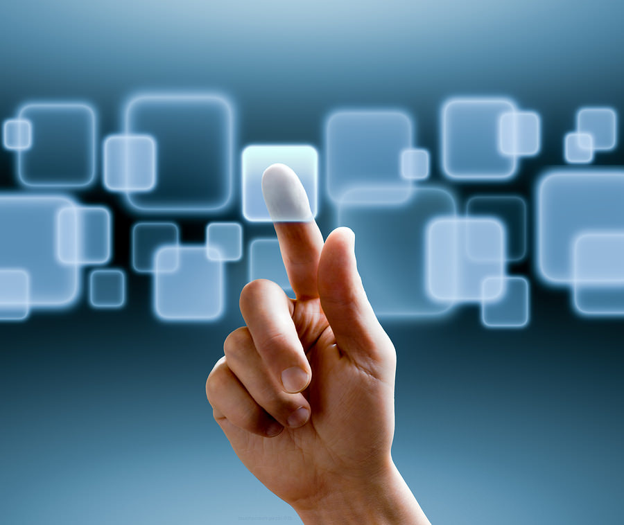 Τι πιστεύουν Apple και Microsoft για την τεχνολογία αφής 2 hand pushing a button on a touch screen interface