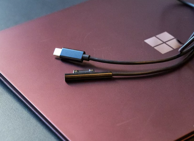 Καλώδιο σας επιτρέπει να φορτίσετε το Surface Pro ή Laptop με μπαταρία USB-C