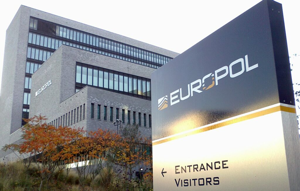 Ιρλανδία: Η Europol καταδιώκει οικογένεια για «ξέπλυμα» €4 εκατομμυρίων