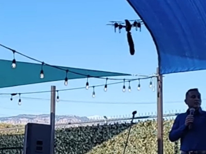 Dildo Drone διέκοψε ομιλία υποψηφίου δημάρχου 3 Drone sex toy ομιλία υποψηφίου δημάρχου