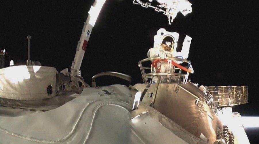 China: Astronauts conduct the first spacewalk outside the new orbital station 3 China space station