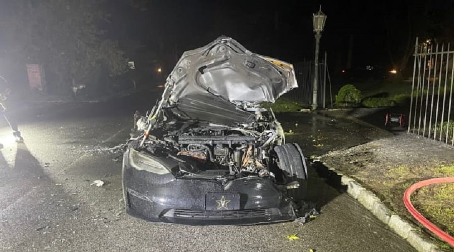 Tesla Model S Plaid έπιασε φωτιά με τον οδηγό στο τιμόνι 2 Tesla Model S Plaid έπιασε φωτιά με τον οδηγό στο τιμόνι