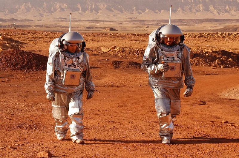 Astrophysicist: Aliens may find us before we find them 2 aliens