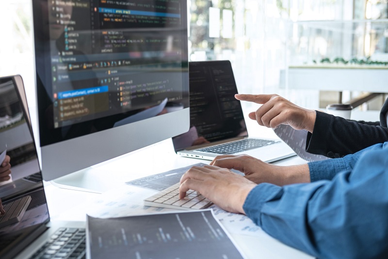 Τα τμήματα IT χάνουν τους καλύτερους developers τους 2 τμήματα IT developers
