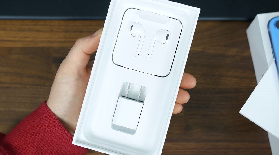 Brazil stops selling iPhones without chargers 2 iPhone without charger