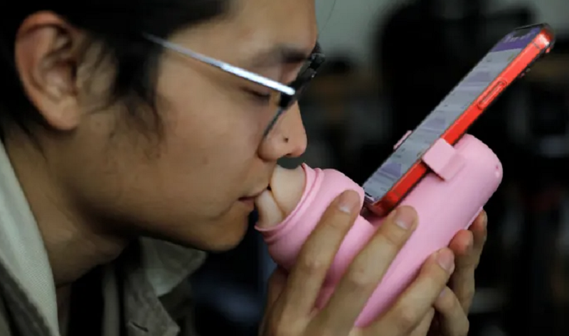 MUA: Chinese startup invents remote kissing machine 2 MUA: Chinese startup invents remote kissing machine