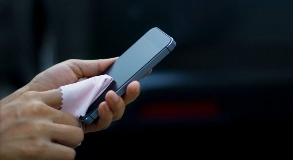 how to clean iphone 15 pro