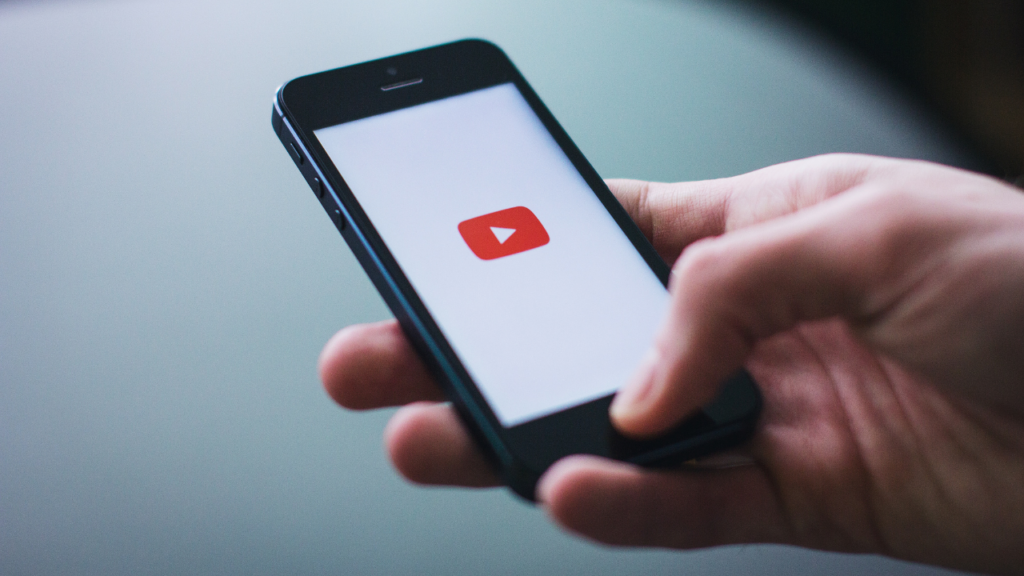 YouTube's new gray lines ruin full-screen playback 2 YouTube's new gray lines are ruining full-screen playback