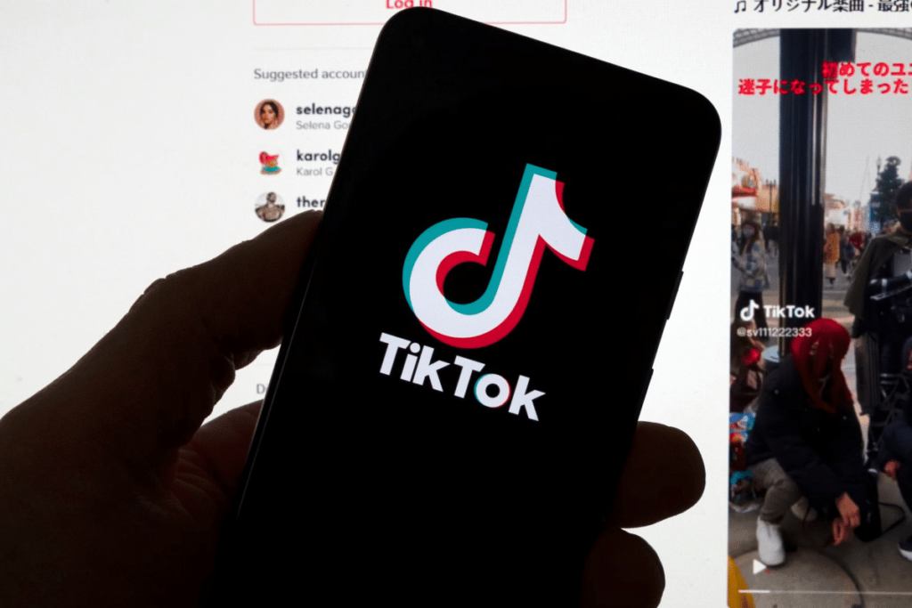 Το TikTok αναγκάζει τους χρήστες να δίνουν τα iPhone password τους για ασαφείς λόγους 1 Στο TikTok, η ασφάλεια αμφισβητείται με τα αιφνίδια αιτήματα κωδικού πρόσβασης και τις προκλήσεις του 'Restricted Mode'.