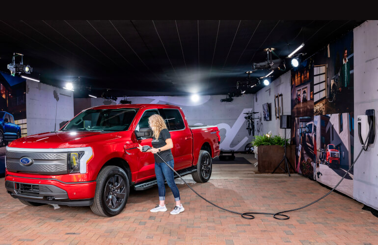 Η Ford κυριαρχεί στις πωλήσεις Ηλεκτρικών Οχημάτων στις ΗΠΑ 2 Μετά την εντυπωσιακή αύξηση των πωλήσεων ηλεκτρικών φορτηγών κατά περίπου 75% στο Q4, το F-150 Lightning ήταν το πιο δημοφιλές ηλεκτρικό φορτηγό, με 11.905 μοντέλα πουλημένα μόνο το τελευταίο τρίμηνο και συνολικά 24.165 το 2023