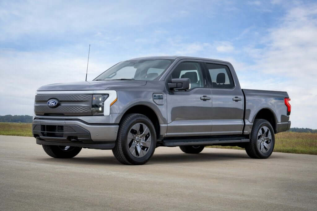 Η Ford κυριαρχεί στις πωλήσεις Ηλεκτρικών Οχημάτων στις ΗΠΑ 3 ι τιμές για το Ford F-150 Lightning του 2024 ξεκινούν από $54,995, αυξημένες κατά $5,000 σε σχέση με το περσινό βασικό μοντέλο. Η βασική έκδοση F-150 Lightning Pro του 2024 προσφέρει εκτιμώμενη εμβέλεια έως 240 μίλια σύμφωνα με την EPA.
