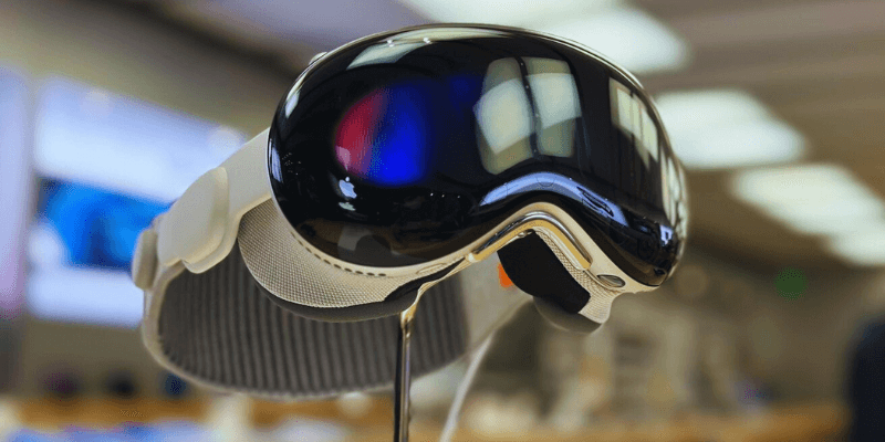 Apple oled-on silicon headset
