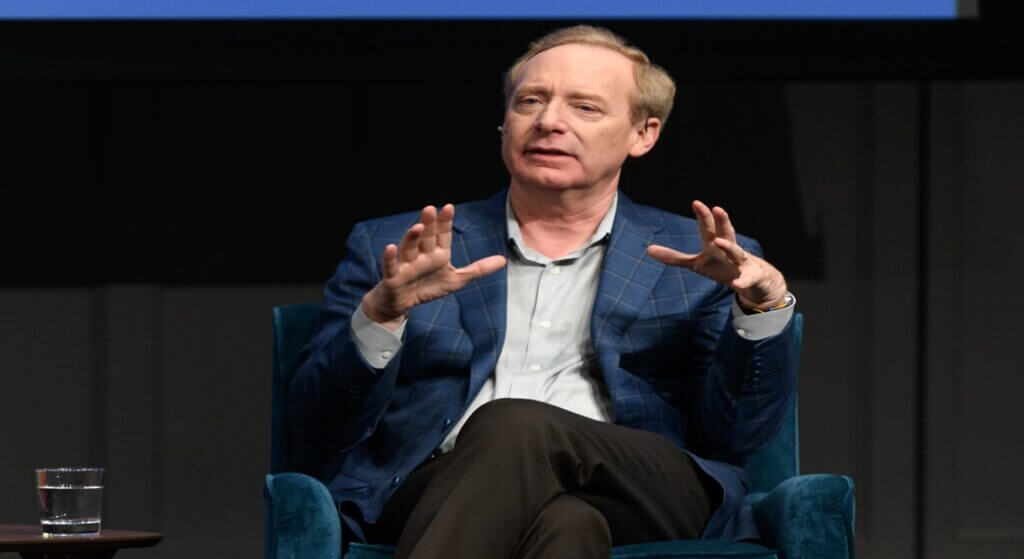 Ο Brad Smith αναλαμβάνει τις επικοινωνίες της Microsoft
