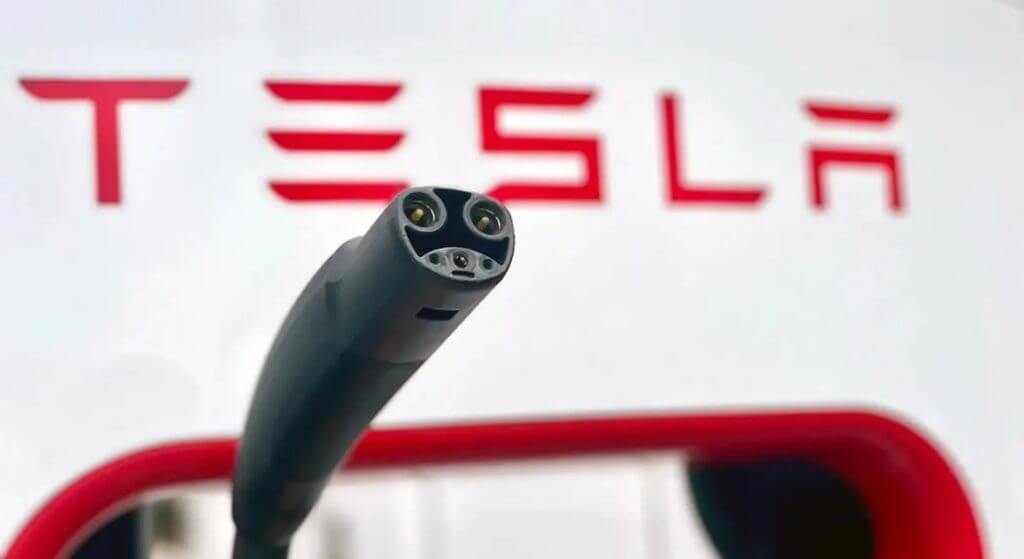 Ιδιοκτήτης Tesla χρησιμοποιεί ηλιακή ενέργεια για φόρτιση έκτακτης ανάγκης αφού έμεινε από μπαταρία στην έρημο 2 Ιδιοκτήτης Tesla χρησιμοποιεί ηλιακή ενέργεια για φόρτιση έκτακτης ανάγκης αφού έμεινε από μπαταρία στην έρημο