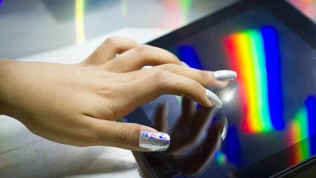 Transparent nail polish turns nails into styluses for touchscreens 2 Transparent nail polish turns nails into stylus pens for touch screens